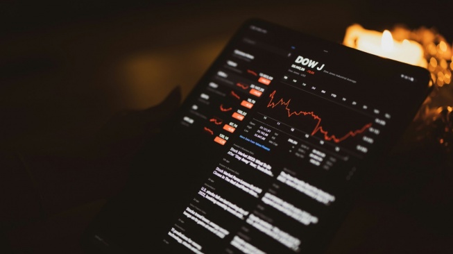 ilustrasi indeks saham Wall Street yang langsung ngegas setelah ada harapan perang berakhir. [Unsplash].