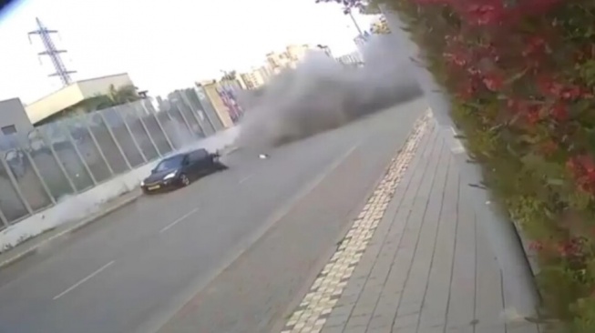 Sebuah video viral menunjukkan momen seorang wanita Israel terpental ke tanah akibat ledakan rudal yang meledak hanya beberapa meter darinya. [NY Post]