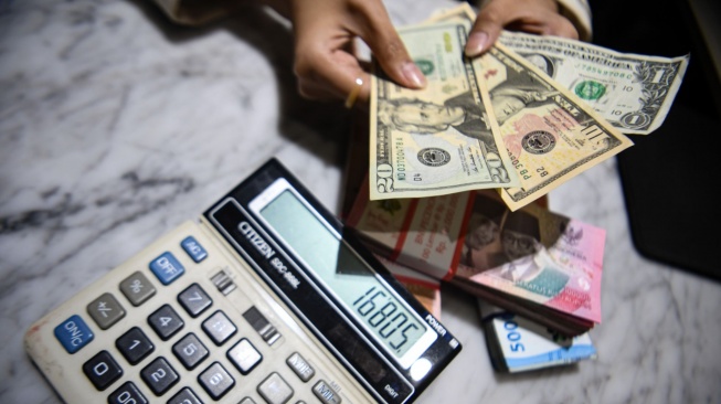 Rupiah masih tertekan dolar AS dan betah di level Rp 17.000/USD. [ANTARA FOTO/Muhammad Adimaja/rwa]