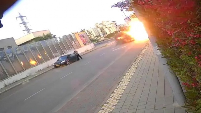 Viral! Wanita Israel Terhempas Ledakan Rudal, Ajaib Masih Bisa Bangkit dan Berjalan