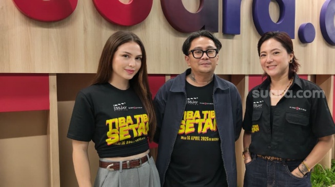 Amara Angelica, Issi (sutradara) dan Poppy Sovia, bintang film Tiba-tiba Setan saat ke kantor Suara.com pada Senin, 6 April 2026. [Suara.com/Rena Pangesti]