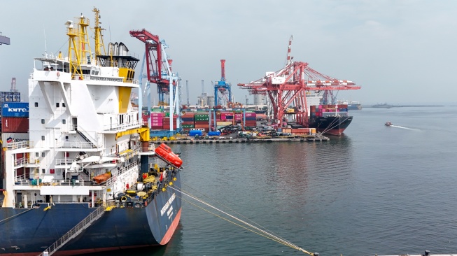 Suasana bongkar-muat peti kemas di Pelabuhan Tanjung Priok, Jakarta, Kamis (7/4/2026). [Suara.com/Alfian Winanto]