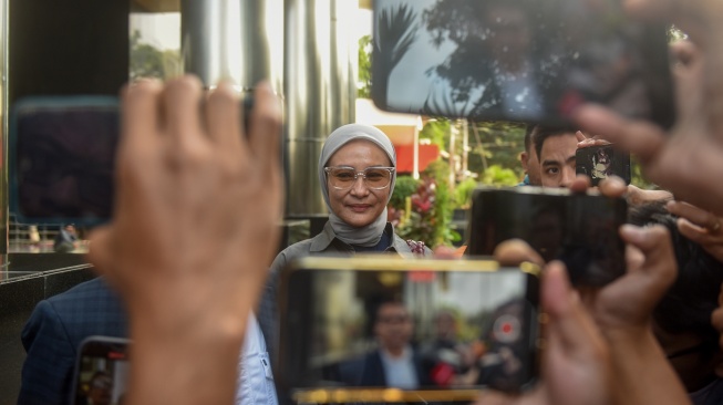 Istri dari Wakil Ketua DPRD Provinsi Jawa Barat Ono Surono, Setyowati Anggraini Saputro menjawab pertanyaan wartawan usai menjalani pemeriksaan di Gedung Merah Putih KPK, Jakarta, Selasa (7/4/2026). [ANTARA FOTO/Indrianto Eko Suwarso/nym]