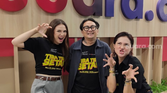 Kupas Tuntas Film Tiba-Tiba Setan, Peran Unik Poppy Sovia hingga Hadirnya Bule Kesurupan