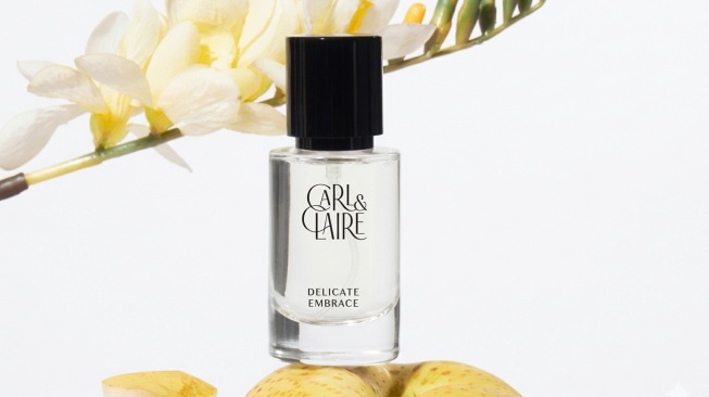 Carl & Claire Delicate Embrace