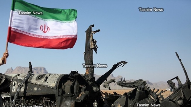 Kepolisian Iran merilis video yang diklaim memperlihatkan operasi penghancuran pesawat militer Amerika Serikat di wilayah Isfahan, selatan Teheran. [Tasnim News Agency]