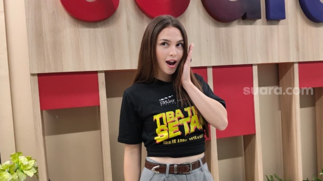 Amara Angelica, pemain film Tiba-tiba Setan saat datang ke kantor Suara.com pada Senin, 6 April 2026. [Suara.com/Rena Pangesti]