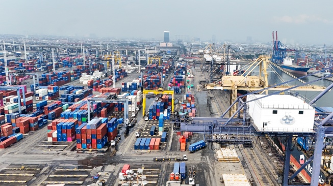 Suasana bongkar-muat peti kemas di Pelabuhan Tanjung Priok, Jakarta, Kamis (7/4/2026). [Suara.com/Alfian Winanto]