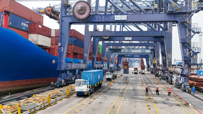 Suasana bongkar-muat peti kemas di Pelabuhan Tanjung Priok, Jakarta, Kamis (7/4/2026). [Suara.com/Alfian Winanto]