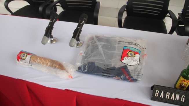 Tim gabungan Satreskrim Polres Purwakarta bersama Jatanras Polda Jawa Barat menangkap YI (36), preman yang tega menganiaya tuan rumah hajatan hingga tewas di Desa Kertamukti. [Foto:Polres Purwakarta]