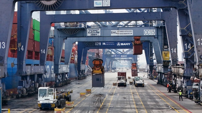 Suasana bongkar-muat peti kemas di Pelabuhan Tanjung Priok, Jakarta, Kamis (7/4/2026). [Suara.com/Alfian Winanto]
