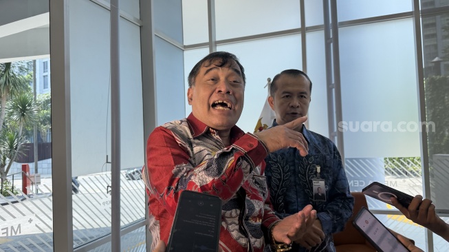 Deputi Bidang Hukum dan Penyelesaian Sanggah LKPP, Setya Budi Arijanta (kiri) saat ditemui di Kantor LKPP, Jakarta, Selasa (7/4/2026). [Suara.com/Dicky Prastya]