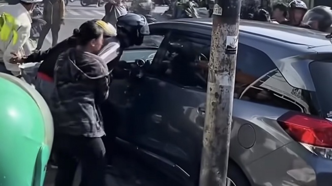 Diduga Salah Injak Gas, HR-V Tabrak Motor di Joglo: Massa Kesal dan Pukul Kaca Mobil