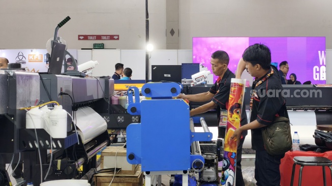  Industri percetakan yang dihadirkan di Jogja Printing Expo 2026 di Jogja Expo Center (JEC), Rabu (8/4/2026). [Suara.com/Hiskia]