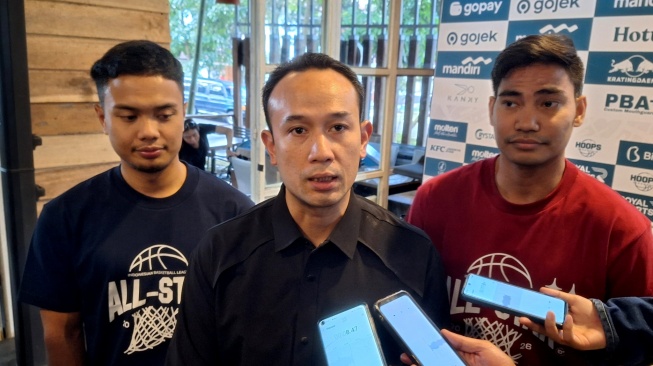 Direktur Utama IBL, Junas Miradiarsyah (tengah). (Suara.com/Rahman)