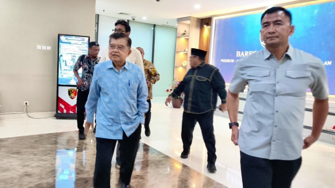 Mantan Wakil Presiden RI, Jusuf Kalla, melaporkan dugaan pencemaran nama baik ke Bareskrim Polri pada Rabu (8/4/2026) [Suara.com/Tim Media JK]