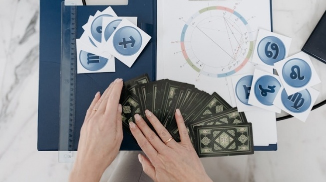 Dari Percaya Ramalan Zodiak ke Tulisan: Perjalanan Saya Memaknai Horoskop