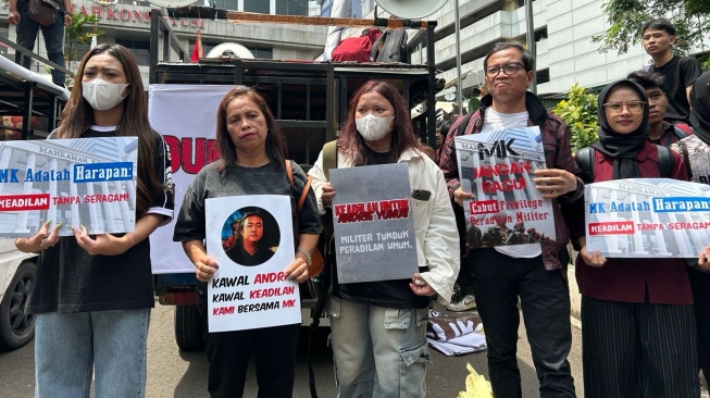 Keluarga korban kekerasan yang diduga melibatkan prajurit TNI menyerukan perlawanan dan menuntut pengusutan tuntas kasus penyiraman air keras terhadap aktivis KontraS, Andrie Yunus. [Istimewa]