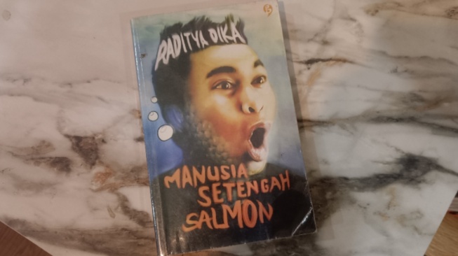 Meski Berakhir Mati, Salmon Memilih Bergerak: Merenungi Buku Raditya Dika
