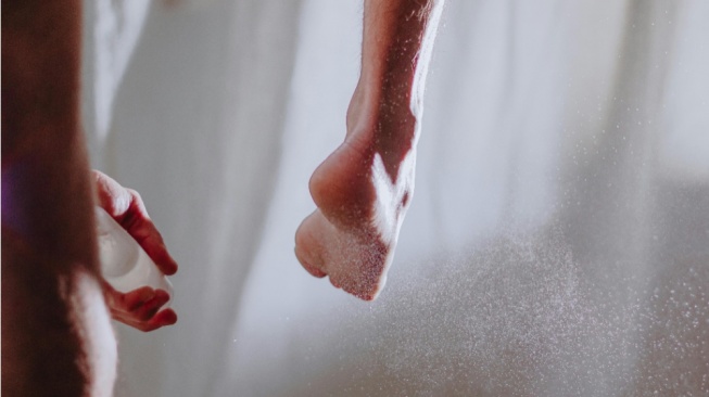 Nggak Perlu Insecure Lagi, 5 Foot Spray Ini Ampuh Usir Bau Kaki Membandel