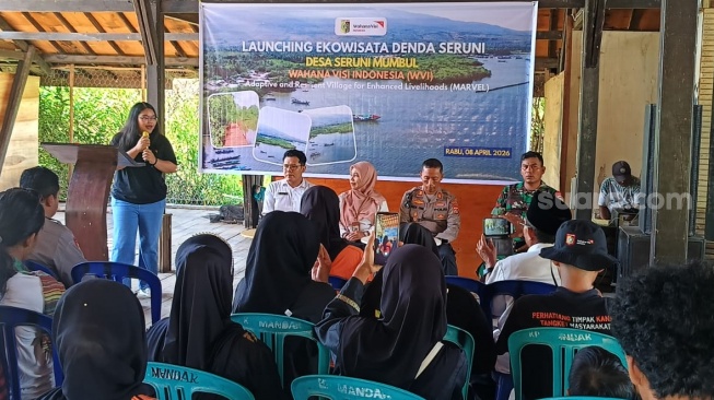 Maria Natalia Pratiwi, Project Coordinator MARVEL East Lombok saat menyampaikan pemaparan saat launching Wisata Denda Seruni di Kabupaten Lombok Timur. (Suara.com/Dwi Bowo Raharjo)