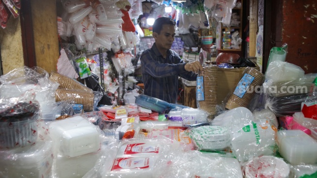 Pedagang melayani pembeli plastik di Pasar Minggu, Jakarta, Kamis (9/4/2026). [Suara.com/Alfian Winanto]
