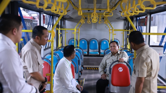 Presiden Prabowo Subianto meninjau pabrik perakitan kendaraan komersial listrik PT. VKTR Sakti Industries di Kabupaten Magelang, Provinsi Jawa Tengah, Kamis, 9 April 2026