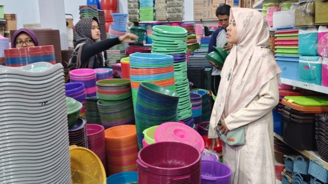 Harga Plastik Naik, Dompet Rakyat Tercekik