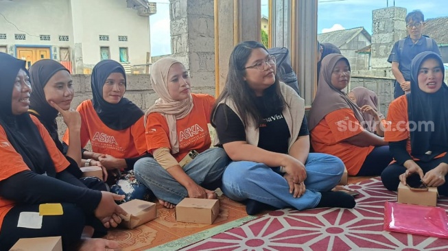 Sejumlah anggota Asosiasi Simpan Pinjam untuk Kesejahteraan Anak (ASKA) di salah satu Desa di Lombok Timur, NTB. (Suara.com/Dwi Bowo Raharjo)