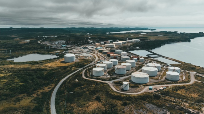 Ilustrasi fasilitas minyak mentah di mana harga mulai melonjak kembali. [Pexels].