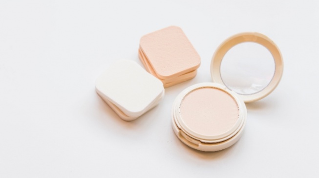 Two Way Cake dan Compact Powder Apakah Sama? Cek Mana yang Sesuai Kebutuhanmu