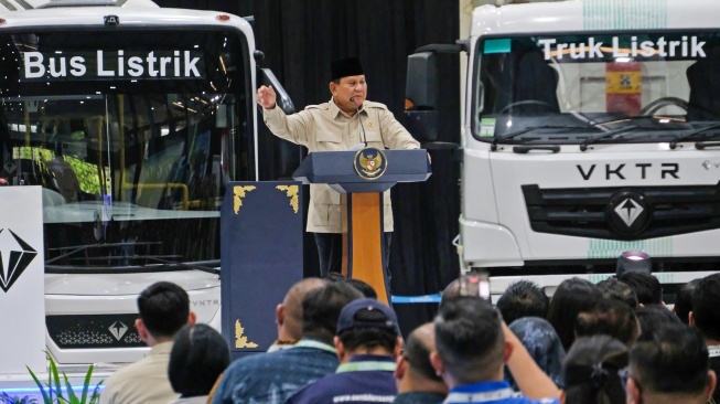 Presiden Prabowo Subianto menyampaikan pidato saat meresmikan pabrik perakitan kendaraan komersial berbasis listrik PT VKTR Sakti Industries di Magelang, Jawa Tengah, Kamis (9/4/2026). [ANTARA FOTO/Anis Efizudin/YU]