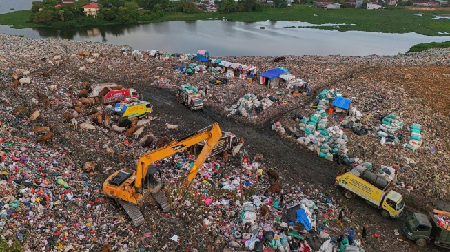 Pemerintah melalui Kementerian Lingkungan Hidup (KLH) menginvestasikan Rp3 triliun untuk membangun fasilitas Pengolahan Sampah menjadi Energi Listrik (PSEL) di TPA Antang yang mampu mengolah sekitar 1.000 ton sampah per hari menjadi energi listrik berkapasitas 20-25 MW sebagai upaya mengatasi krisis sampah. ANTARA FOTO/Hasrul Said/kye