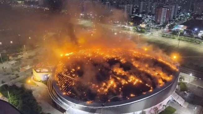 Asap Hitam Menyelimuti Kota Rio, Kebakaran Hebat Stadion Picu Kepanikan Warga