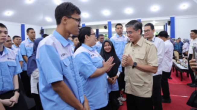 Menteri Ketenagakerjaan Yassierli saat ramah tamah dengan para peserta Kick-Off Pelatihan Vokasi Nasional 2026 (Dok: Kemnaker)