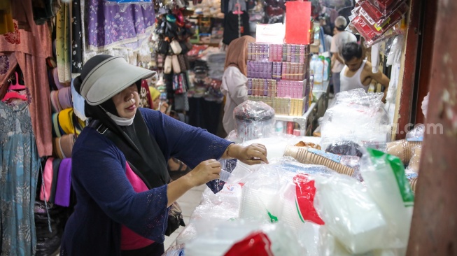 Pedagang melayani pembeli plastik di Pasar Minggu, Jakarta, Kamis (9/4/2026). [Suara.com/Alfian Winanto]
