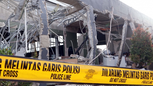 Kondisi bangunan rusak yang diduga akibat ledakan tabung gas di area olahraga Loxus Padel, Ciangsana, Gunungputri, Kabupaten Bogor, Jawa Barat, Kamis (9/4/2026). [ANTARA FOTO/Yulius Satria Wijaya/YU]