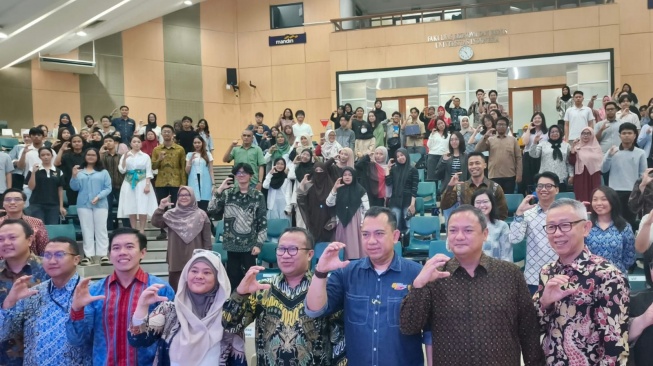 Foto bersama acara CFX Connect Vol. 2 di Auditorium R. Soeria Atmadja, Fakultas Ekonomi dan Bisnis Universitas Indonesia (FEB UI), pada Kamis (9/42026) (Suara.com/Mohammad Rhadzaki Ramadhan)