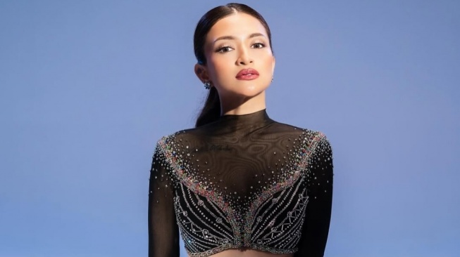 Detik-Detik Nathalie Holscher Jatuh dari Panggung, Berakhir di Pelukan Pria