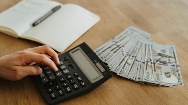 Gaji UMR: Standar Hidup Minimum atau Sekadar Angka Formalitas?