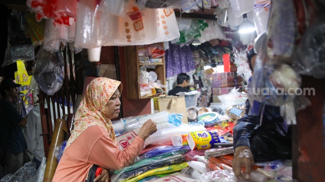Pedagang melayani pembeli plastik di Pasar Minggu, Jakarta, Kamis (9/4/2026). [Suara.com/Alfian Winanto]
