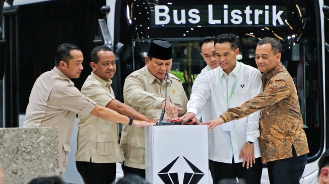 Presiden Prabowo Subianto (tengah) bersama Menteri Sekretaris Negara Prasetyo Hadi (kiri), Menteri Energi dan Sumber Daya Mineral Bahlil Lahadalia (kedua kiri), Komisaris Utama PT VKTR Teknologi Mobilitas Tbk, Anindya N Bakrie (kedua kanan) dan Gubernur Jawa Tengah Ahmad Luthfi (kanan) menekan tombol saat meresmikan pabrik perakitan kendaraan komersial berbasis listrik PT VKTR Sakti Industries di Magelang, Jawa Tengah, Kamis (9/4/2026). [ANTARA FOTO/Anis Efizudin/YU]