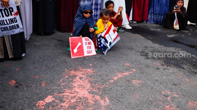 Massa menggelar Aksi Jumat untuk Palestina di depan Kedutaan Besar Amerika Serikat, Jakarta, Jumat (10/4/2026). [Suara.com/Alfian Winanto]
