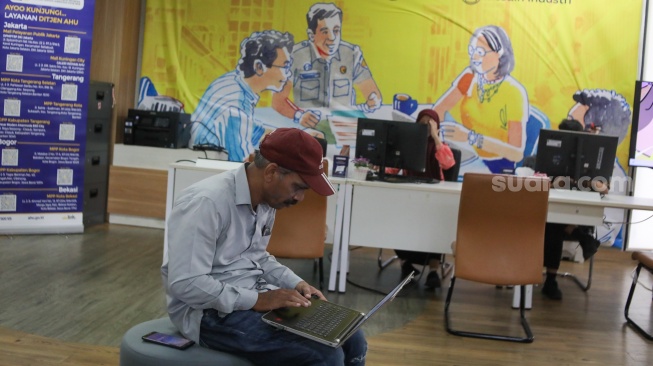 Petugas melayani warga yang mengurus dokumen kependudukan di Mal Pelayanan Publik, Jakarta, Jumat (10/04/2026). [Suara.com/Alfian Winanto]