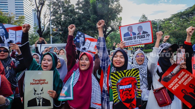 Massa menggelar Aksi Jumat untuk Palestina di depan Kedutaan Besar Amerika Serikat, Jakarta, Jumat (10/4/2026). [Suara.com/Alfian Winanto]
