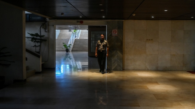 Petugas Pengamanan Dalam (Pamdal) berpatroli di Gedung Nusantara II, Kompleks Parlemen, Senayan, Jakarta, Jumat (10/4/2026). [ANTARA FOTO/Rivan Awal Lingga /wsj]