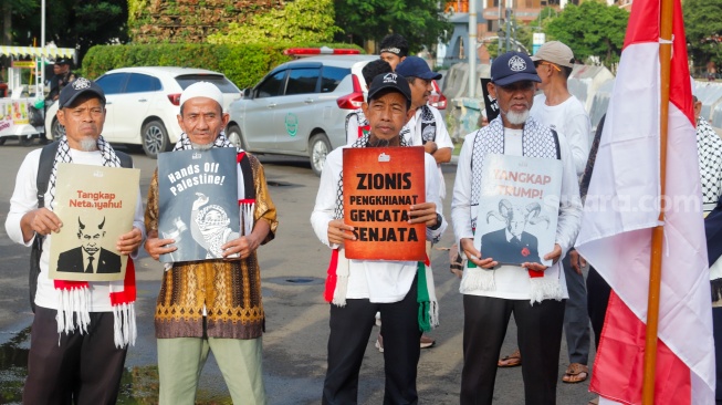 Massa menggelar Aksi Jumat untuk Palestina di depan Kedutaan Besar Amerika Serikat, Jakarta, Jumat (10/4/2026). [Suara.com/Alfian Winanto]
