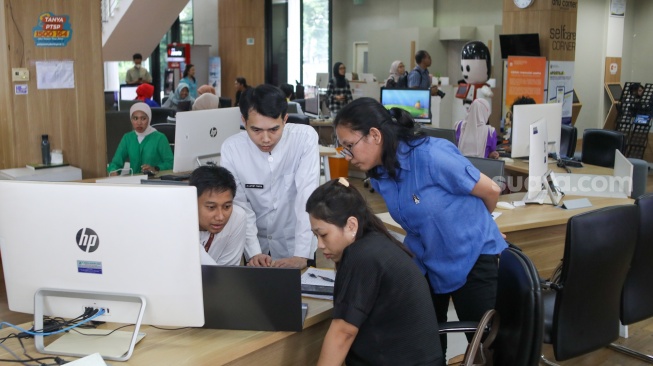 Petugas melayani warga yang mengurus dokumen kependudukan di Mal Pelayanan Publik, Jakarta, Jumat (10/04/2026). [Suara.com/Alfian Winanto]