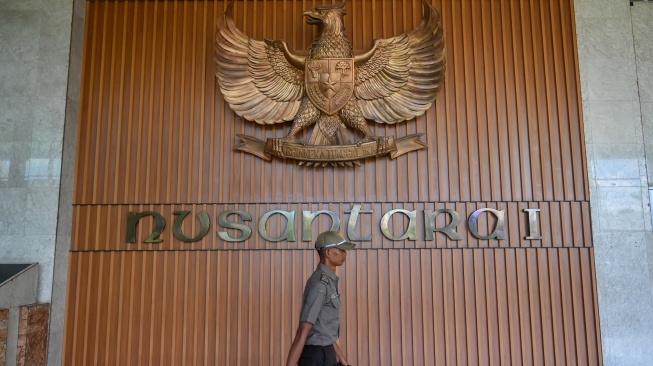 Petugas Pengamanan Dalam (Pamdal) berpatroli di Gedung Nusantara I, Kompleks Parlemen, Senayan, Jakarta, Jumat (10/4/2026). [ANTARA FOTO/Rivan Awal Lingga /wsj]