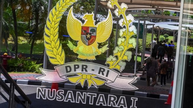 Pegawai berjalan di kawasan Gedung Nusantara I, Kompleks Parlemen, Senayan, Jakarta, Jumat (10/4/2026). [ANTARA FOTO/Rivan Awal Lingga /wsj]